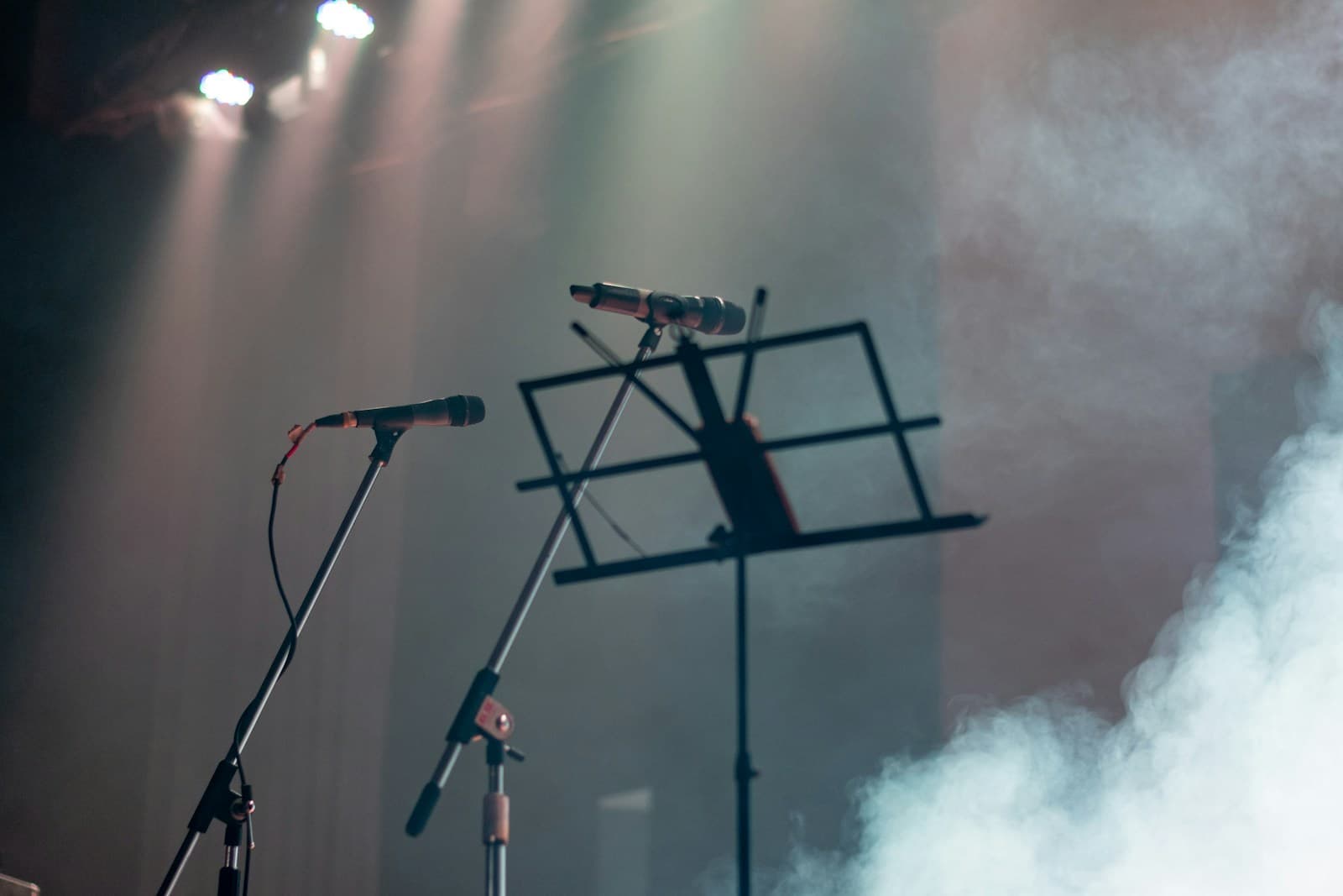 Microphones prêts sur une scène avant le spectacle