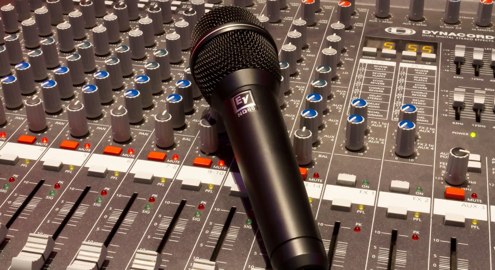 Microphone posé sur une console de mixage