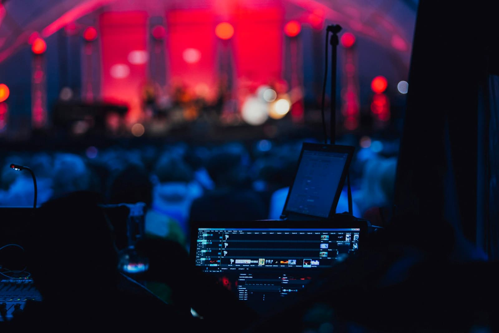 Régie et ordinateurs pendant la préparation d’un concert